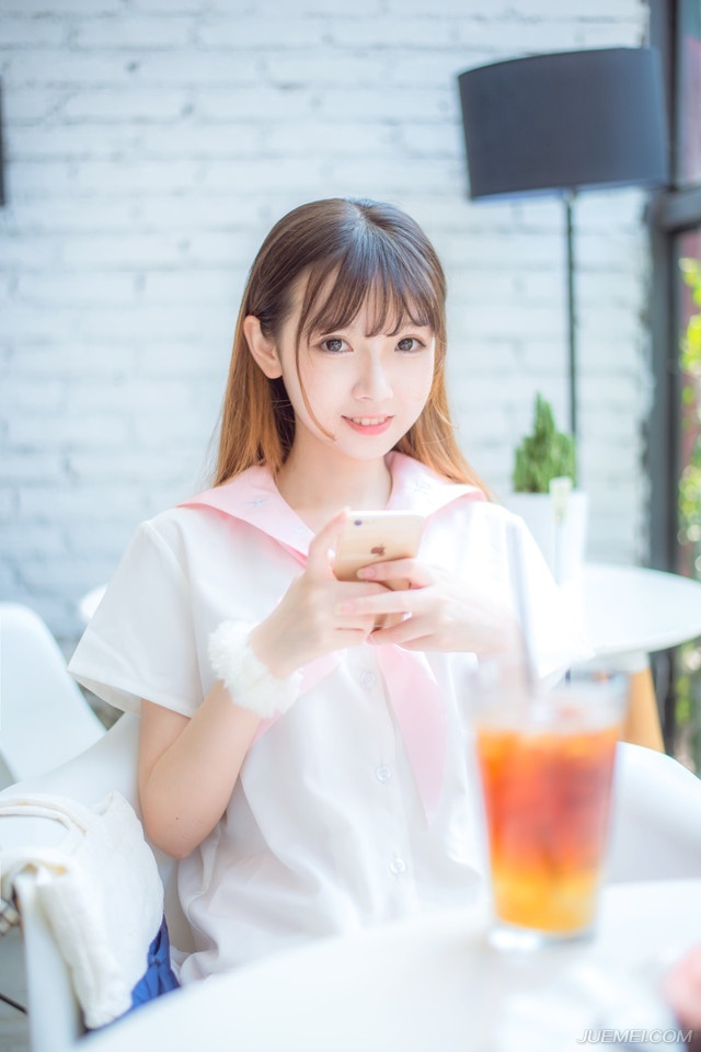 严颜闻言不禁大笑起来：“尔等太过胆小，那魏延便是有多余兵马，这一带山陵遍布，如何施展，我只带八千人前去迎战，城中还有万人人马，我走后，尔等好生看管城池，待我凯旋归来。”